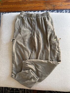 Women’s FLEO Cargo Jogger Pants in Taupe